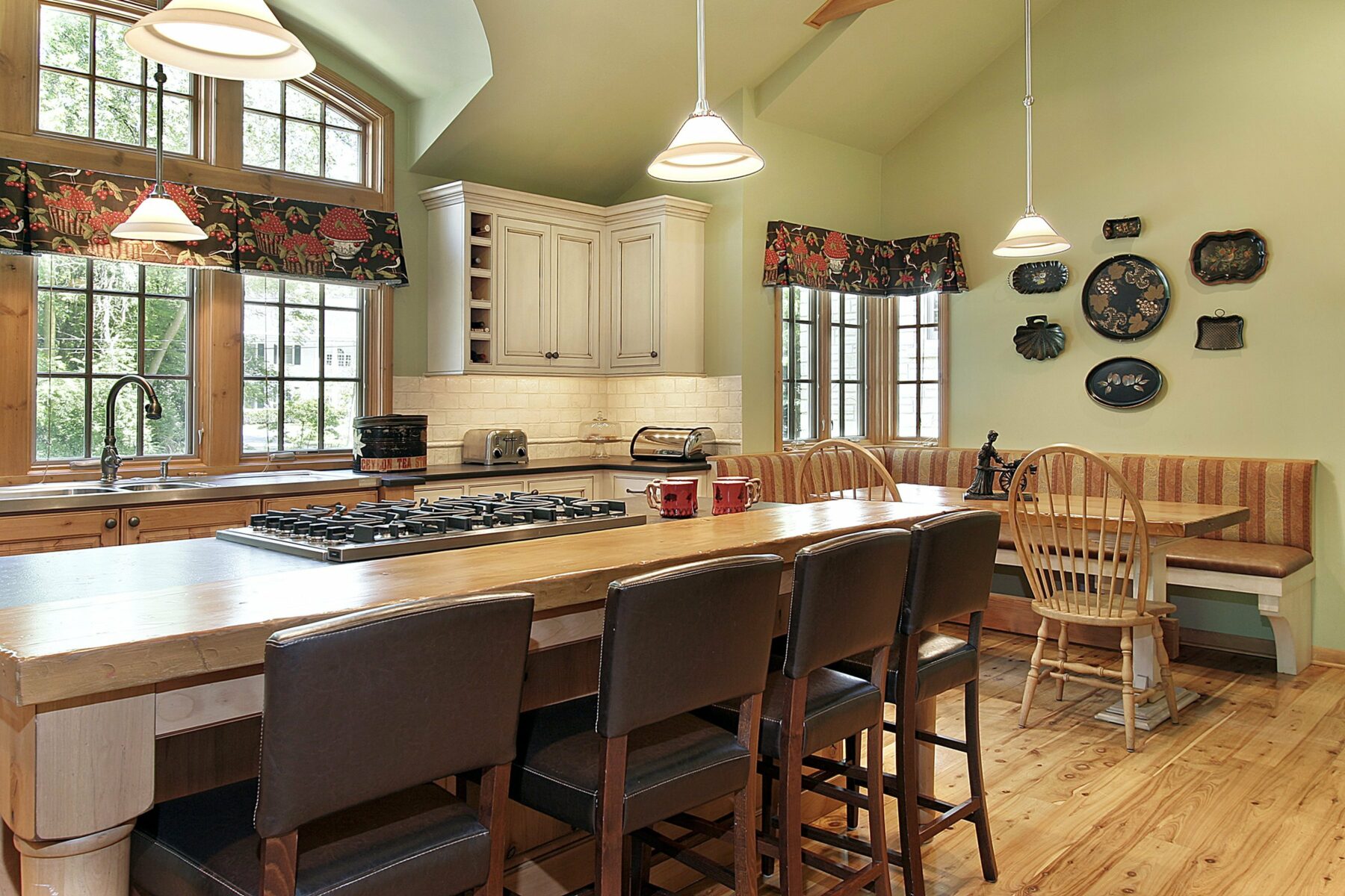 Kitchen,With,Seating,Area